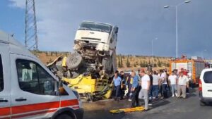 Kamyon TIR’a çarpıp askıda kaldı