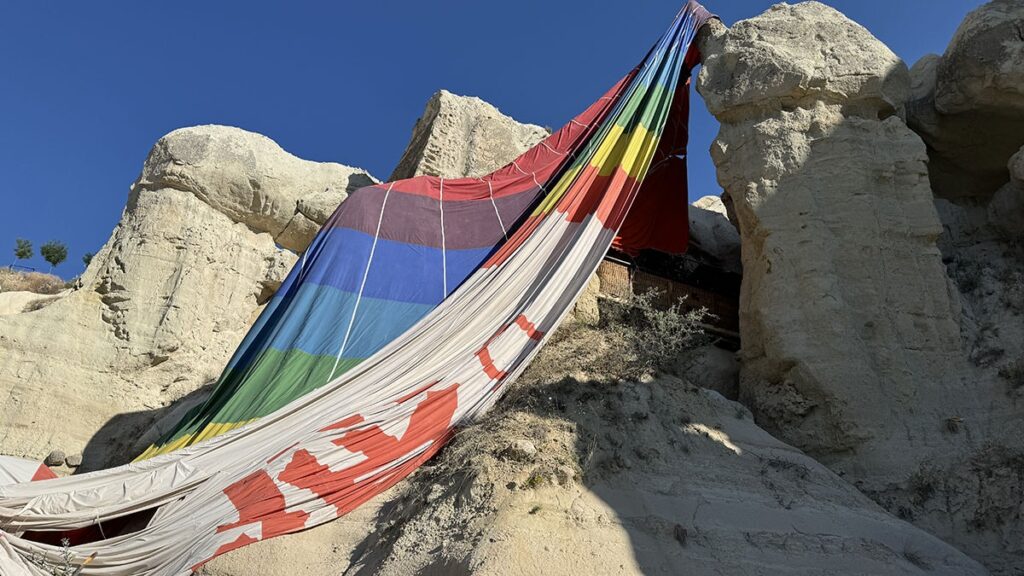 Kapadokya’da faciadan dönüldü: Balon, kayalıklara sıkıştı