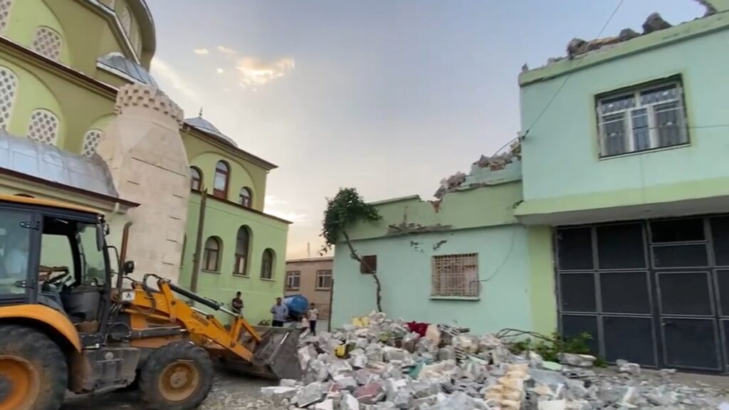 Kuvvetli rüzgarın devirdiği minare, evin üzerine düştü