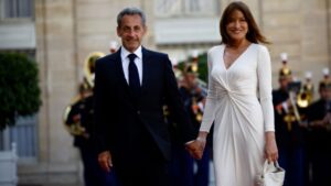 Macron’a bir eleştiri de Sarkozy’den geldi