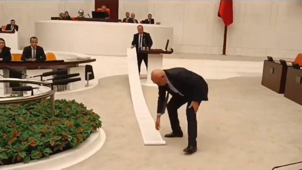 Meclis’te dikkat çeken anlar: CHP’li vekilden 20,5 metrelik liste