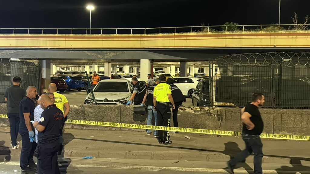 Otomobil, kaldırımdaki yayalara çarptı: 2 ölü