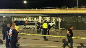 Otomobil, kaldırımdaki yayalara çarptı: 2 ölü