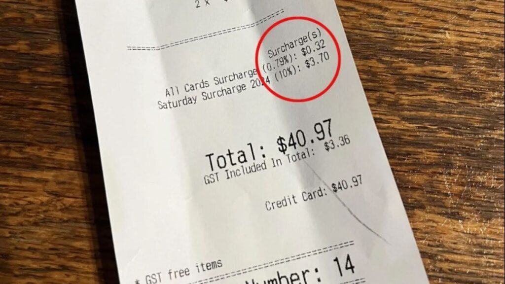 Restoran fişindeki detay şaşkına çevirdi: Hafta sonu için ekstra para aldılar