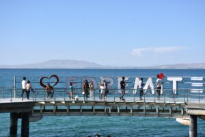 Sıcaktan bunalan vatandaşlar Van Gölü’ne akın etti