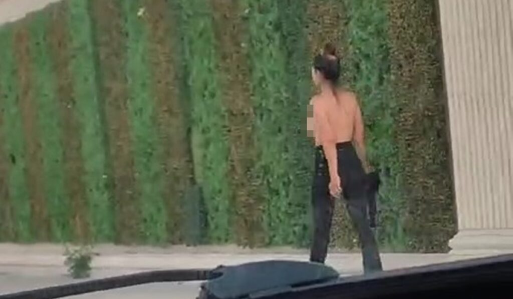 Sokakta üstsüz yürüyen kadın: Beni siz delirttiniz