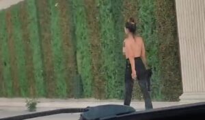 Sokakta üstsüz yürüyen kadın: Beni siz delirttiniz