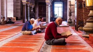 Teşrik tekbiri nedir, bayram boyunca namazlarda teşrik tekbiri farz mı?