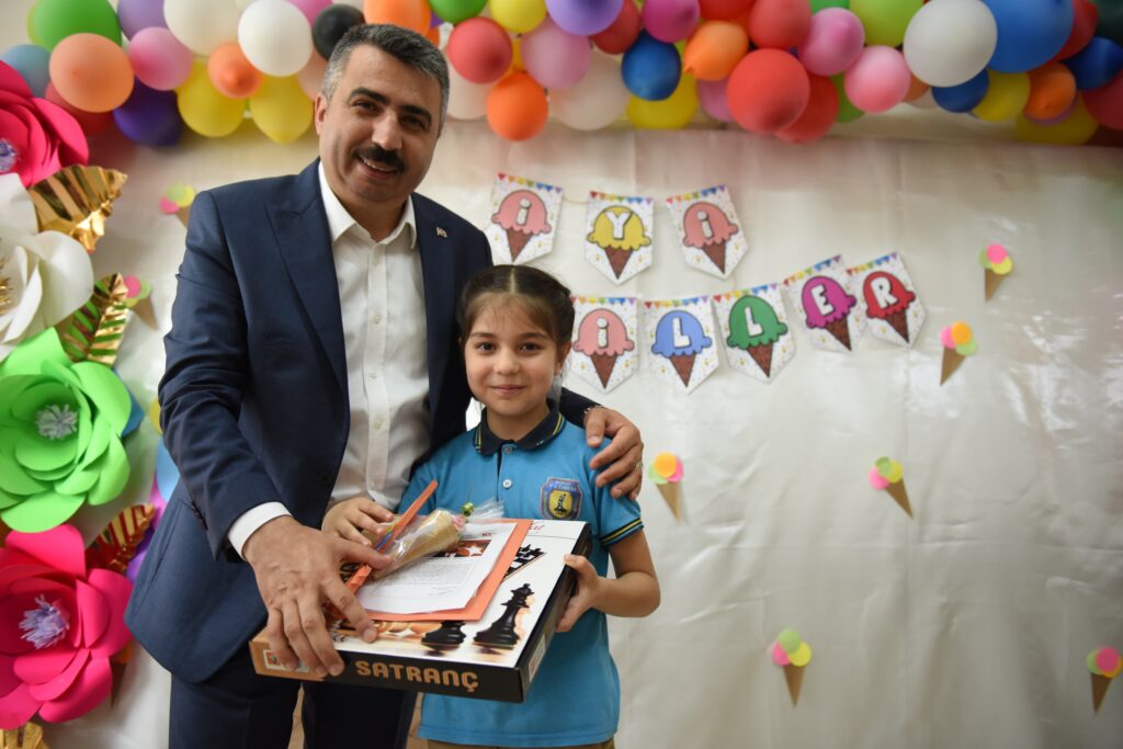 Başkan Oktay Yılmaz Karne Alan Tüm Öğrencileri Tebrik Etti