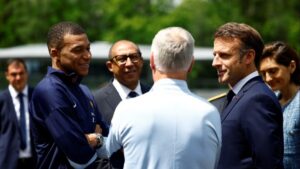 Yıldız futbolcu Mbappe’den Fransa’ya çağrı: Aşırı sağa oy vermeyin