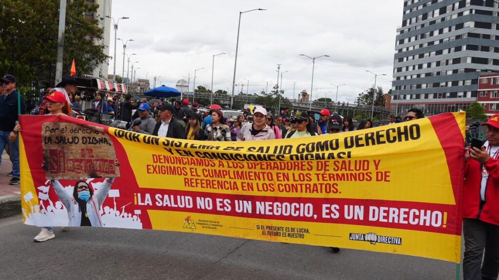 Yüzlerce öğretmen hükümetin eğitim politikasını protesto etti