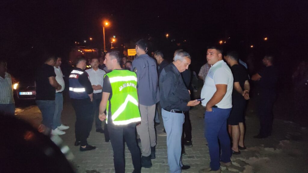 Zeytinlikte yangın çıktı, mahalle boşaltıldı