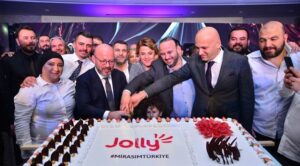 Müşteri mağduriyeti tavan yapan Jolly Tur’un sahibi Mete Vardar başka alemlerde!