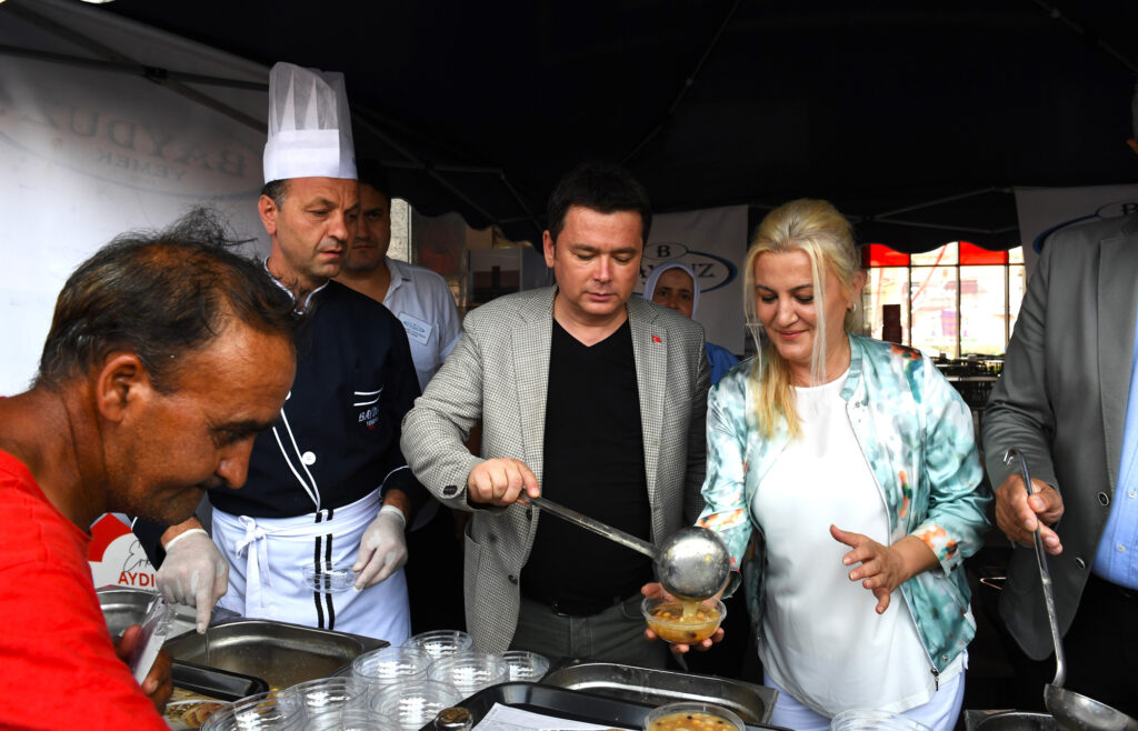 Başkan Aydın vatandaşlara aşure dağıttı