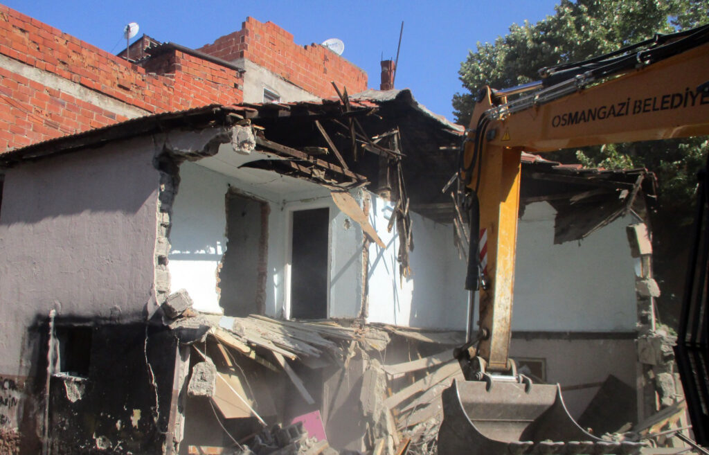 Tehlike saçan metruk binalar yıkılıyor