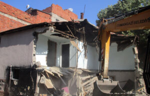 Tehlike saçan metruk binalar yıkılıyor