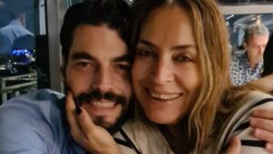 Annesinin acısıyla yıkılan Akın Akınözü’nden yürek burkan sözler