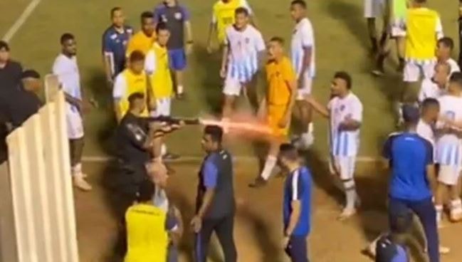 Brezilya’da polis futbolcuyu bacağından vurdu!