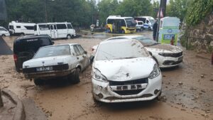 Bursa’da sağanak ve dolu: Ceset bulundu, araçlar suda sürüklendi