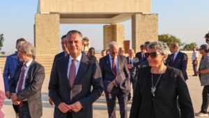 CHP lideri KKTC’de Denktaş ve Küçük’ün anıt mezarlarını ziyaret etti