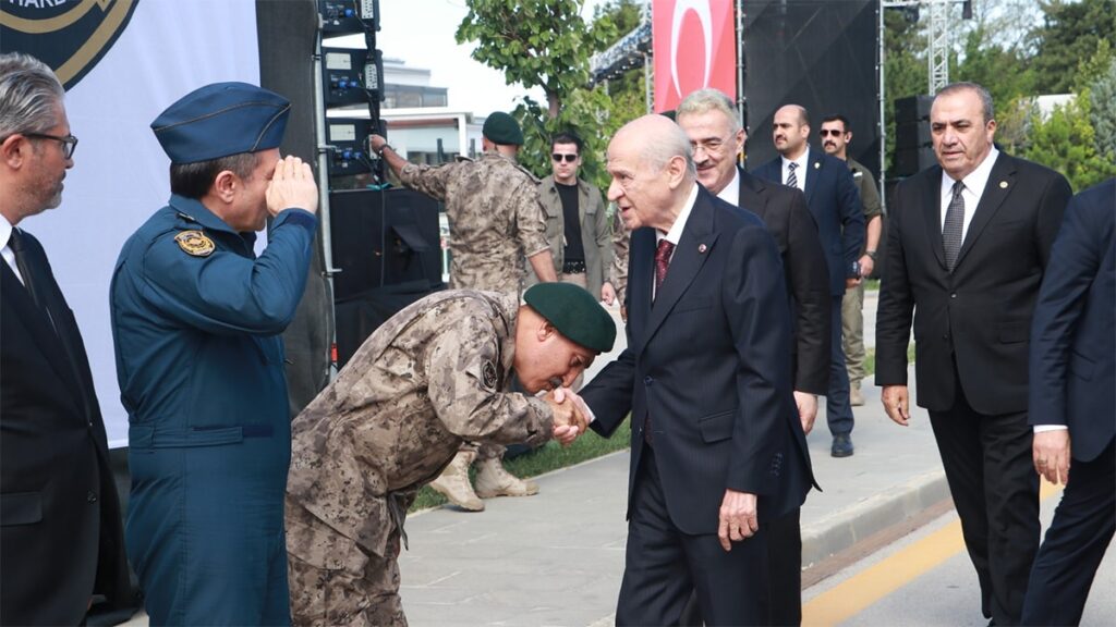 CHP’den o fotoğrafa tepki: Derhal emekli edilmeli