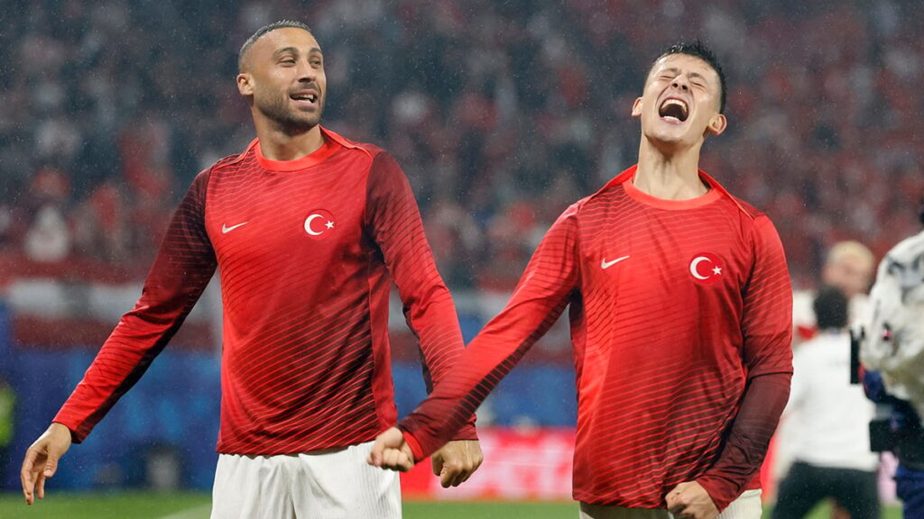 Cenk Tosun ve Fenerbahçe el sıkıştı: İmzalar atılıyor