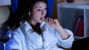 Ekran karşısında yemek yemek bakın neye sebep oluyor!