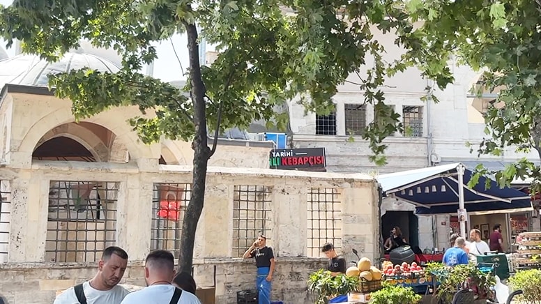 Eminönü’nde tarihi caminin girişine kebapçı engeli