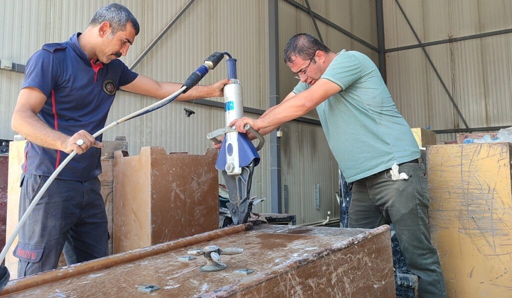 Enkazdan çıkarılan çelik kasalar açıldı