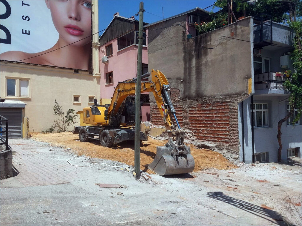 Kamu arazisine inşa edilen gecekondu yıkıldı