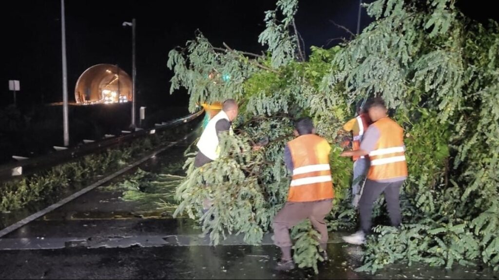 Giresun’da sağanak: Ev ve iş yerlerini su bastı