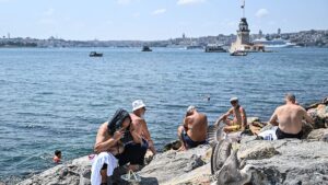 İstanbul’da hissedilen sıcaklık 45 derece… Denize koştular