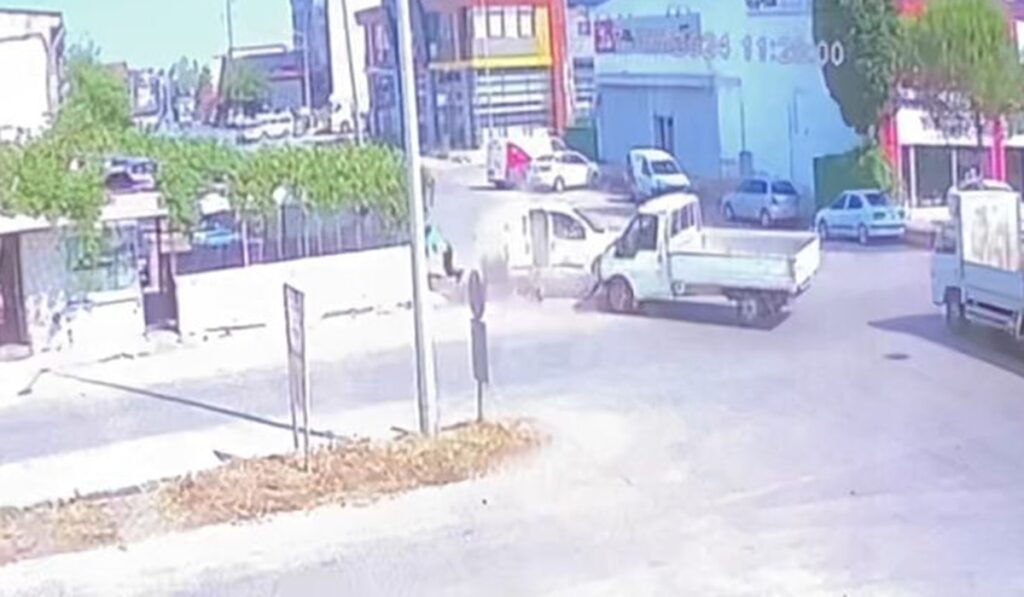 Kazada savrulan araç yayaların arasına daldı