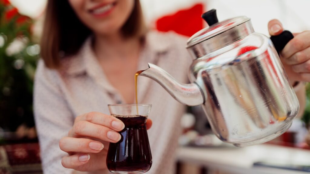 Kireçlenen çaydanlıkları pırıl pırıl eden yöntem!