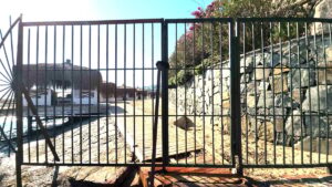 Kıyıları işgal ettiler yetmedi, denizi doldurup işgal ettiler o da yetmedi plaja demir kapı yaptılar