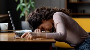 Masa başı çalışanlar dikkat! Yanlış oturmak sağlık sorunlarına neden oluyor