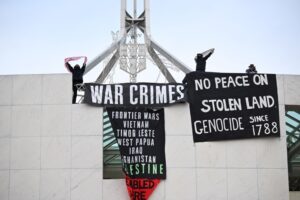 Meclis çatısına çıkan eylemciler ülkeyi karıştırdı