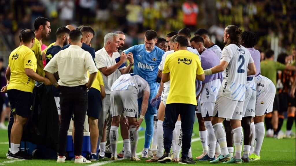 Mourinho’lu Fenerbahçe sahaya çıkıyor
