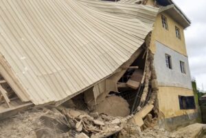 Öğrenciler sınavdayken okul çöktü: Çok sayıda ölü var