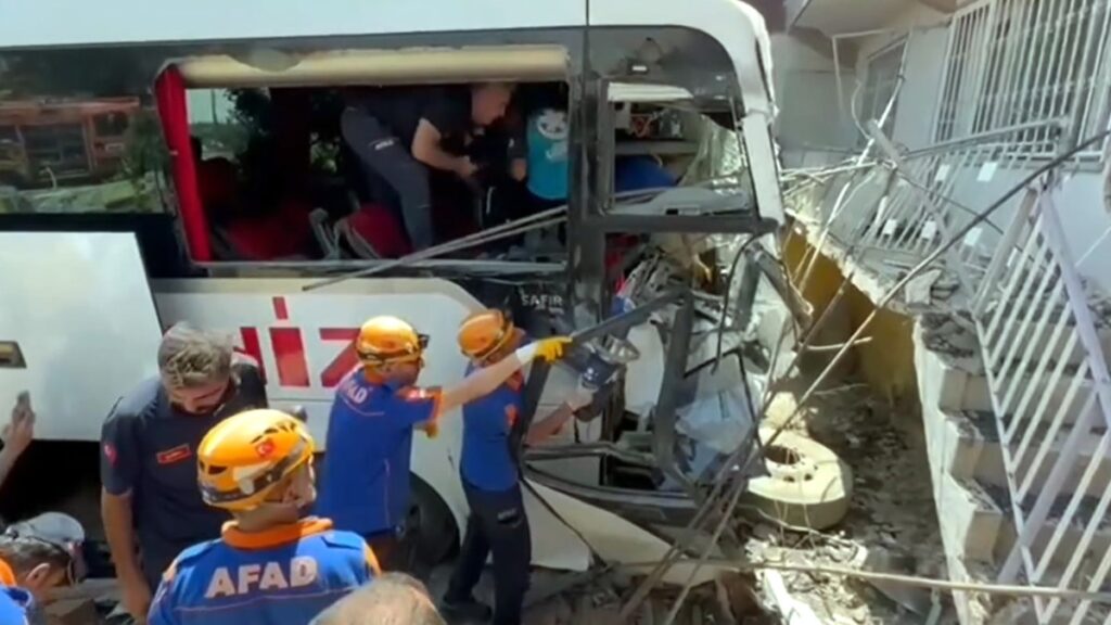 Otobüs eve daldı: Ölü ve yaralılar var