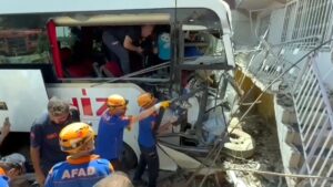 Otobüs eve daldı: Ölü ve yaralılar var
