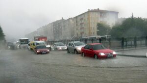 Şiddetli yağmur caddeleri göle çevirdi