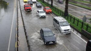 Trabzon’da sağanak yolları göle çevirdi