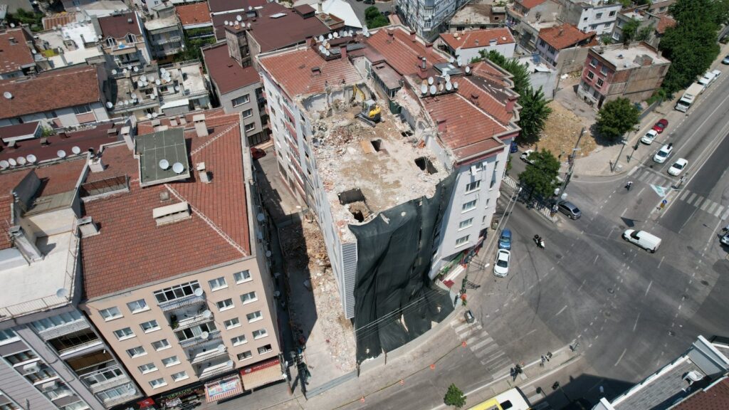 Yıldırım’da Riskli Binalar Yıkılıyor