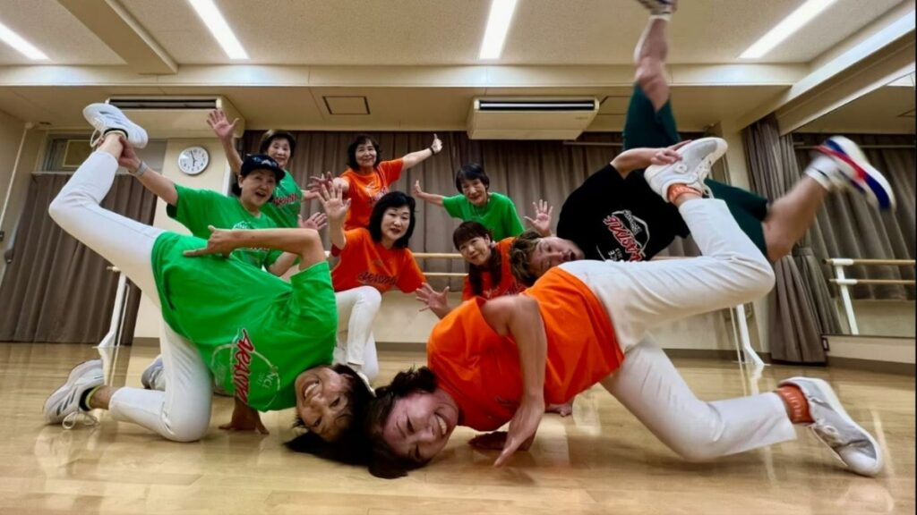 Yaşlılara yönelik dans dersleri büyük ilgi görüyor