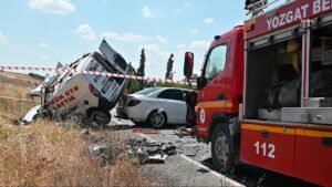 Yozgat’ta iki araç kafa kafaya çarpıştı: 3 ölü