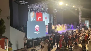 Yunan asıllı şarkıcı Atatürk posteri var diye sahneye çıkmadı