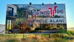 Menemen Belediyesi’nin satışa çıkardığı arsaya, ihalesi yapılmadan konut görselli “Proje Alanı” yazılı levha dikildi