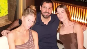 İş insanı Baran Süzer iki yanında iki güzelle tatilde