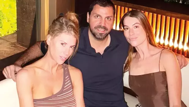 İş insanı Baran Süzer iki yanında iki güzelle tatilde